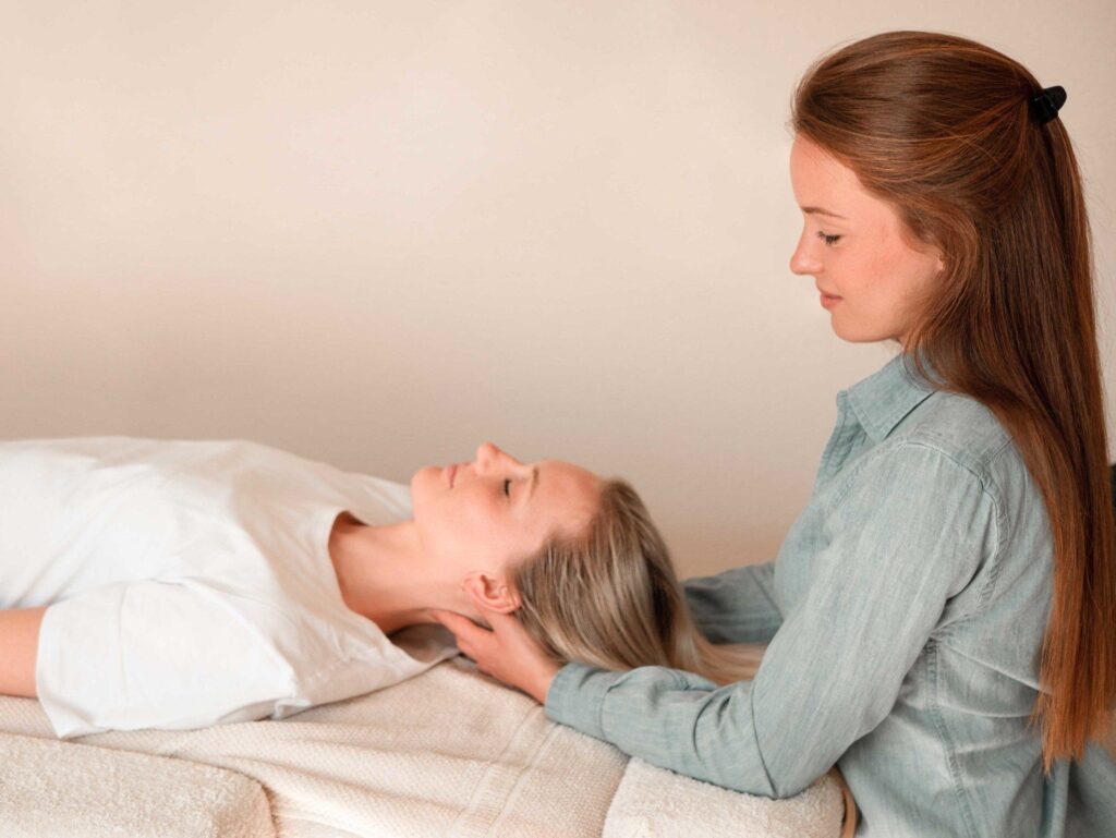 Osteopathische Behandlung am Kopf