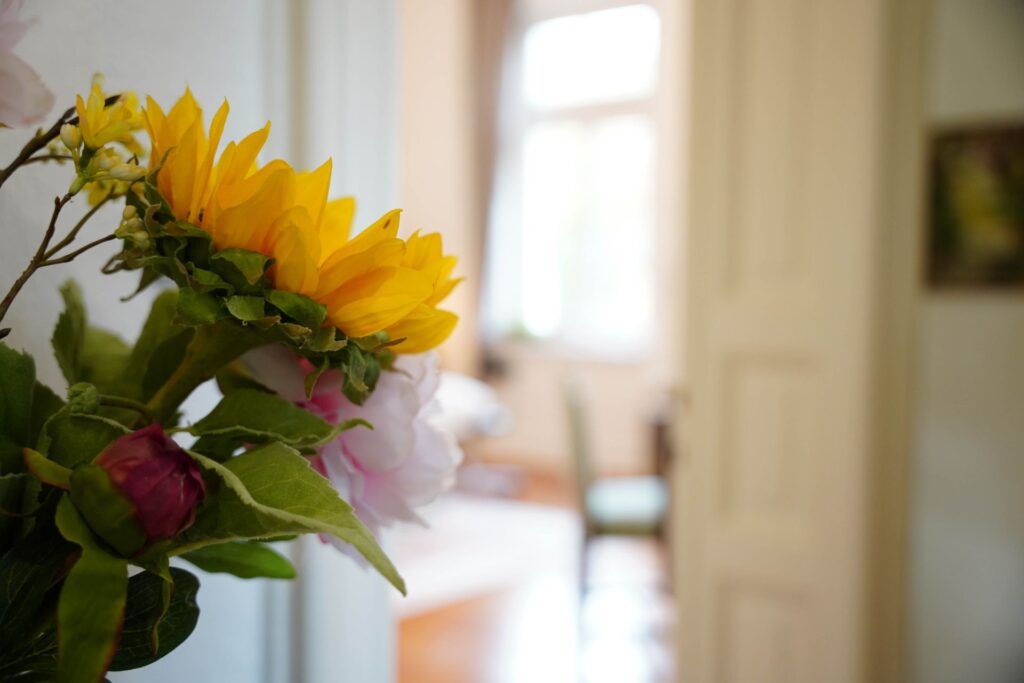 Blumenstrauß auf dem Tisch im Wartebereich