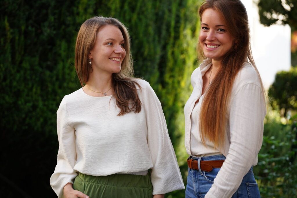 Luisa Glaser und Maite Zwirner vor der Praxis