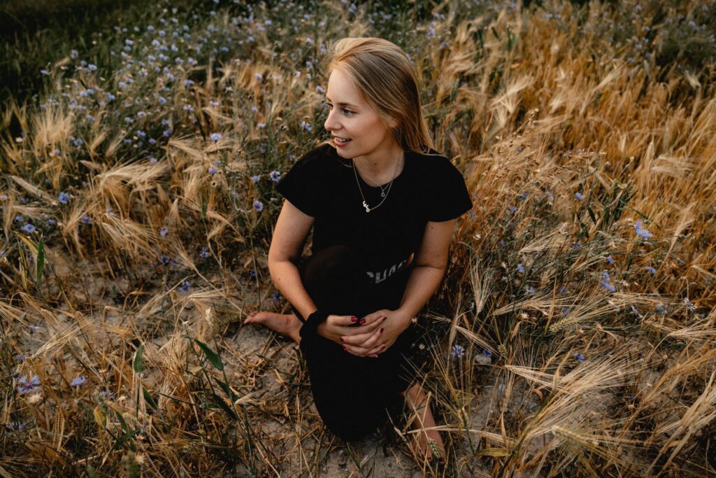 Yogalehrerin sitzt im Gras
